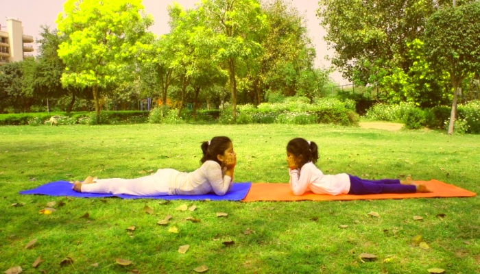 Makarasana Benefits : मजबूत रीढ़ और बेहतर पाचन के लिए करें मकरासनः जानें आसन का सही तरीका और अचूक फायदे