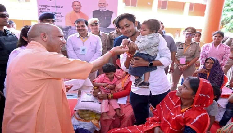 चित्रकूट बाढ़ पीड़ितों से मिले CM योगी, बांटी राहत सामग्री