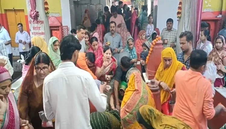तांत्रिक शक्तिपीठ मां पीतांबरा में उमड़े भक्त, दर्शन को लगीं कतारें