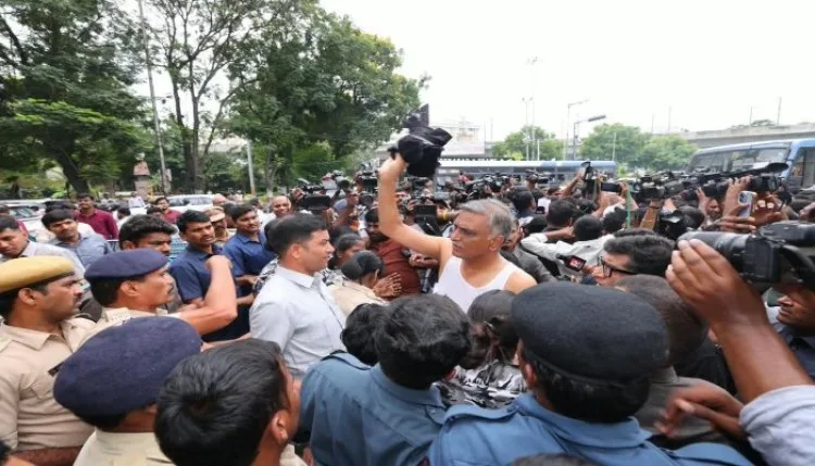 तेलंगाना विधानसभा के अंदर से बाहर तक संग्राम, पुलिस से हाथापाई, महिलाओं के कपड़े फाड़े!