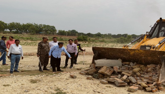 खेल मैदान तैयार न करने पर अभियंता को घेरा