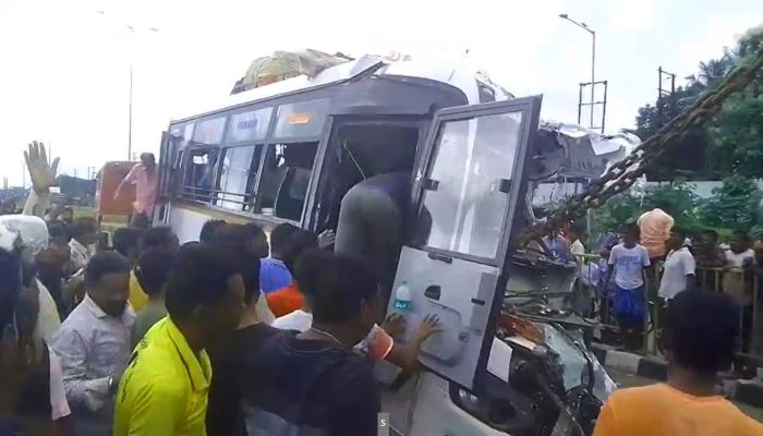 West Bengal Bus Accident: पश्चिम बंगाल में दर्दनाक सड़क हादसा, बर्धमान में खड़े ट्रक से भिड़ी बस, 10 की मौत