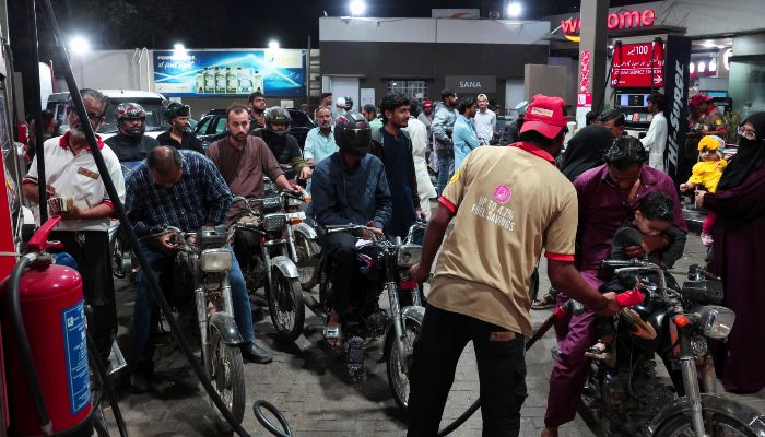Pakistan Petrol-Diesel Price: बदहाल पाकिस्तान में महंगाई की मार, पेट्रोल-डीजल की कीमतें 400 के पार