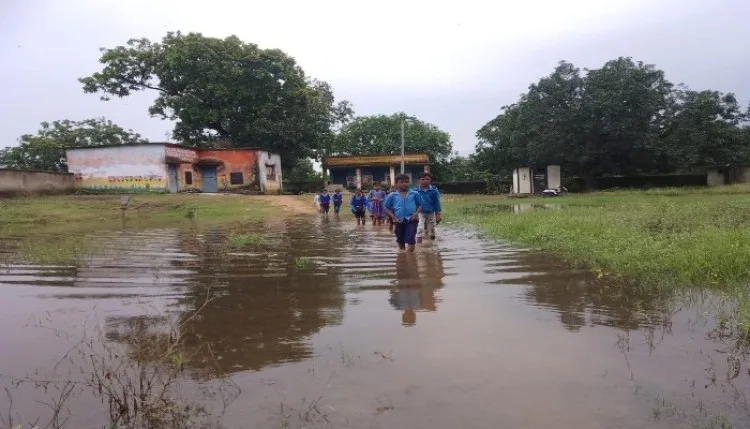 अनूपपुर का यह स्कूल, सरकारी दावों की खोल रहा पोल, बरसात के आरंभ से ही भर जाता है पानी