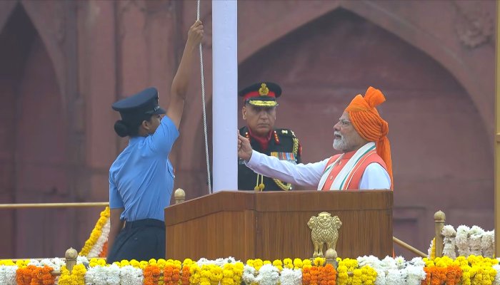 Independence Day 2025: पीएम मोदी ने 12वीं बार लाल किले पर फहराया झंडा, 21 तोपों की दी गई सलामी
