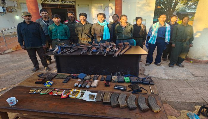 नक्सल विरोधी अभियान में बड़ी सफलता, 1 करोड़ के इनामी मज्जी सहित एक दर्जन विद्रोहियों ने किया सरेंडर