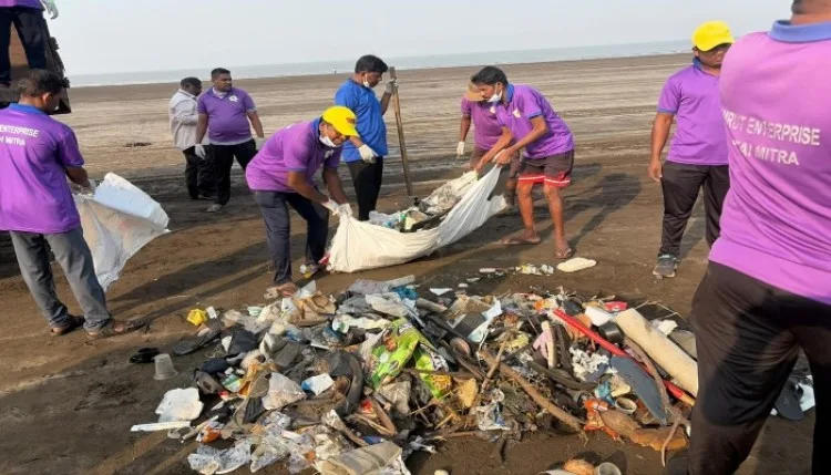 महाराष्ट्र के राजोडी बीच पर चला स्वच्छता अभियान, 15 टन कचरा हटाया