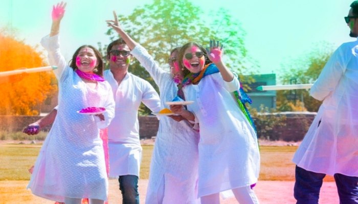 Holi 2026:  होली पर क्यों पहने जाते हैं सफेद कपड़े? जानें इसके पीछे वजह और मान्यता