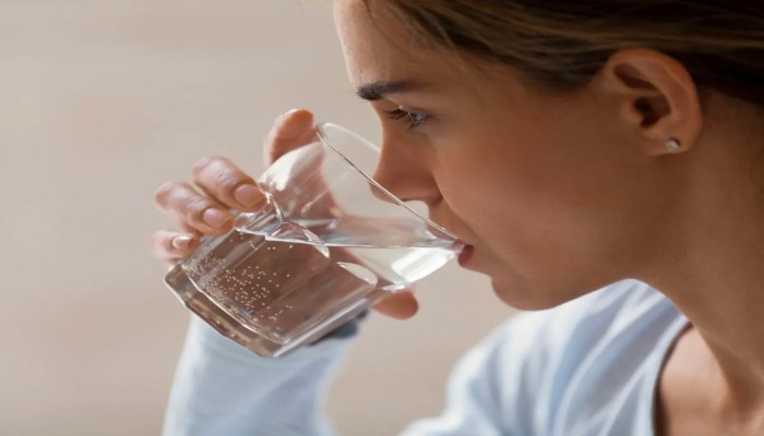Monsoon Health Tips: मानसून में अच्छी सेहत के लिए रोज पीएं गुनगुना पानी, दूर होंगी बीमारियां