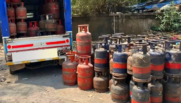 LPG Cylinder Price: महंगाई का तगड़ा झटका...993 रुपये महंगा हुआ LPG सिलेंडर , 5 किलो वाले 'छोटू' के भी बढ़े दाम