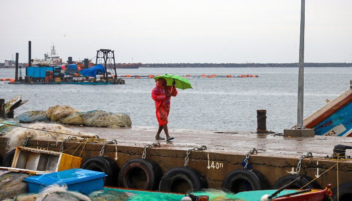 चक्रवाती तूफान ‘दित्वाह’ को लेकर ऑरेंज अलर्ट जारी, स्कूल-कॉलेज बंद करने के आदेश