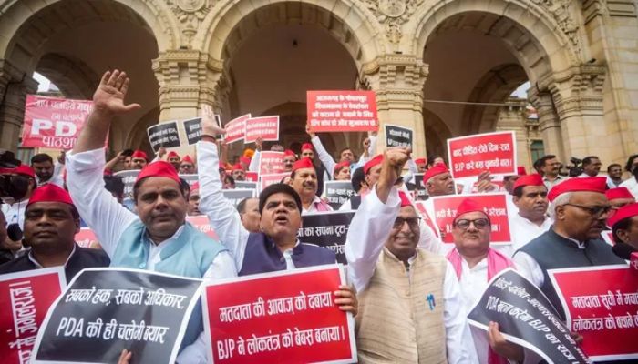 UP Assembly Monsoon Session : यूपी विधानसभा में समाजवादी पार्टी के विधायकों ने किया PDA की हकमारी, वोट चोरी समेत अन्य मुद्दों पर प्रदर्शन, नारेबाजी