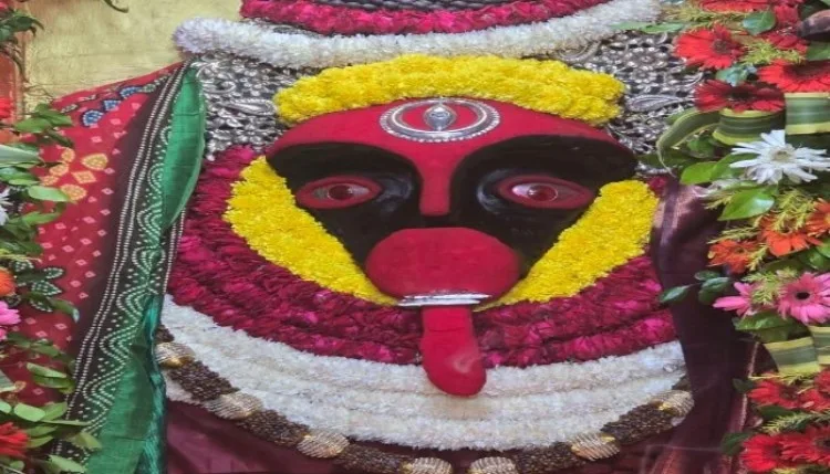 वाराणसी में भक्तों ने की मां कालरात्रि की पूजा, मंदिरों में उमड़ी भीड़
