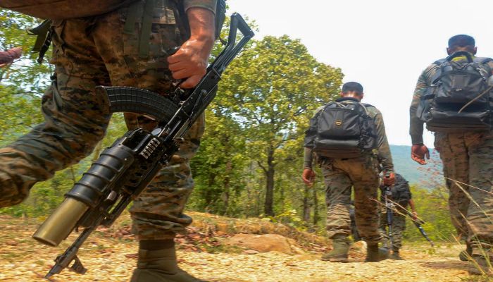 Palamu Encounter: पलामू में नक्सलियों और सुरक्षा बलों के बीच मुठभेड़, दो जवान शहीद, एक की हालत गंभीर