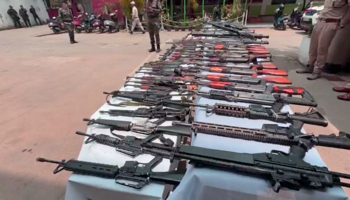 Manipur News: मणिपुर में सुरक्षा बलों का बड़ा एक्शन,  4 उग्रवादी गिरफ्तार, भारी मात्रा में हथियार व गोला-बारूद बरामद