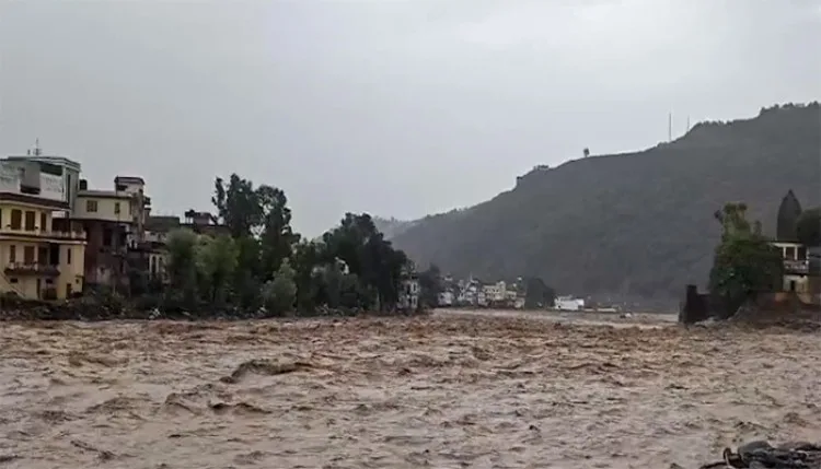 पुंछ-रजौरी में भारी बारिश का कहर, बाढ़ और भूस्खलन से 8 लोगों की मौत, अमरनाथ यात्रा और वैष्णो देवी यात्रा रुकी