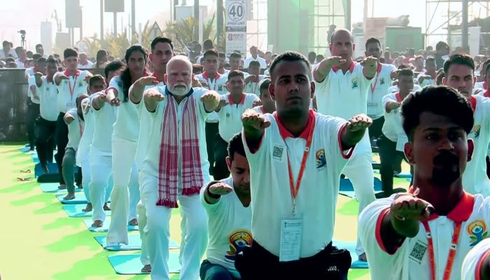 International Yoga Day 2025: पीएम मोदी ने विशाखापट्टनम में तीन लाख लोगों संग किया योग, जनता से किया ये आग्रह