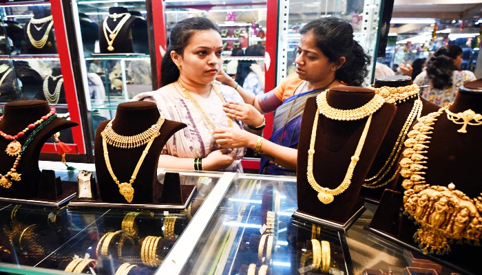 फेड की ब्याज दर कटौती की आहट और वैश्विक तनाव से चमका सोना-चांदी, रिकॉर्ड ऊंचाई पर कीमतें