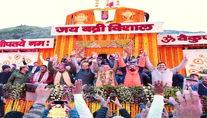 Badrinath Dham: विधि विधान और वैदिक मंत्रोच्चार के साथ खुले बद्रीनाथ के कपाट, जयकारों से गूंजा उठा पूरा धाम