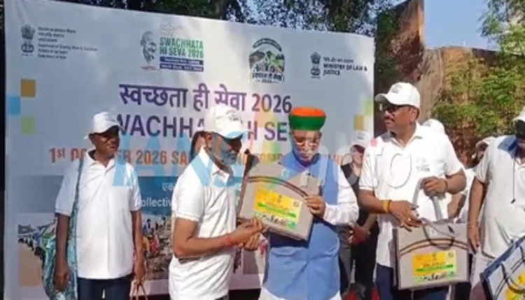 दिल्ली में सफाई अभियान में उतरे केंद्रीय मंत्री, देश के प्रति निभाई जिम्मेदारी
