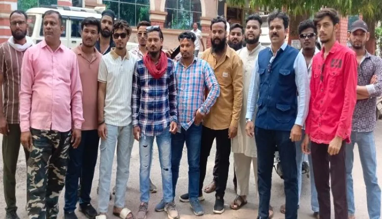 सामुदायिक भवन के उपयोग की अनुमति नहीं मिलने पर भड़के लोग, निगम पहुंचकर महापौर से लगाई गुहार