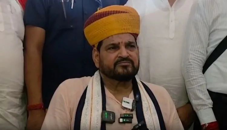 हनुमानगढ़ी की सीढ़ियों पर नमाज वाले बयान पर सियासत तेज, बृज भूषण शरण सिंह ने सीएम योगी के दावे को बताया गलत