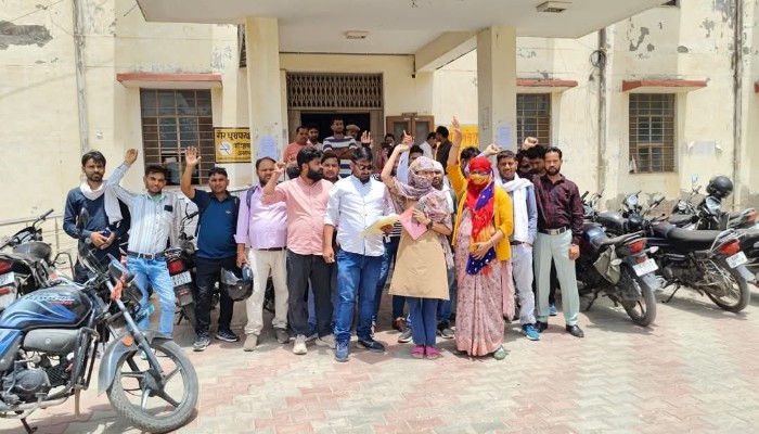 भरतपुर सीएमएचओ कार्यालय के बाहर अभ्यर्थियों ने किया प्रदर्शन, भर्ती प्रक्रिया में धांधली का आरोप