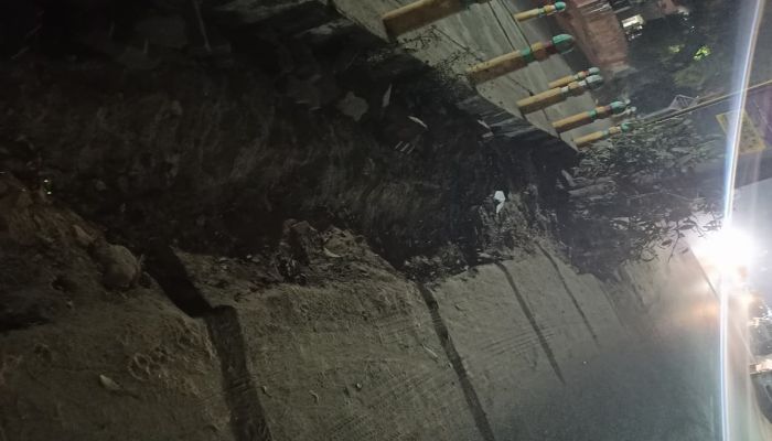 एक माह बाद भी नहीं बन रही भूमिगत केबल डालने के लिए खोदी गई सड़क, आमजन परेशान