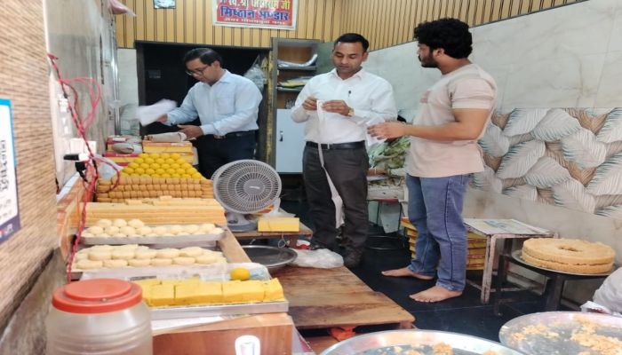 Raksha Bandhan 2025: रक्षाबंधन से पहले मिलावटखोरों के खिलाफ बड़ी कार्रवाई, 365 किलो मिठाई नष्ट