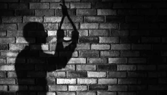 मेले की खुशियां मातम में बदली: पीलीभीत में बाइक चोरी के तनाव में युवक ने की आत्महत्या, बाग में मिला शव