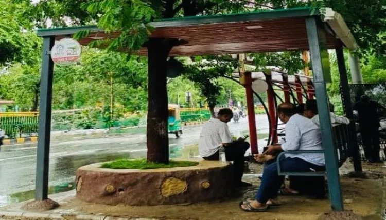 पेड़-पौधों से बना दिया बस शेल्टर, फीलगुड महसूस करते हैं यात्री