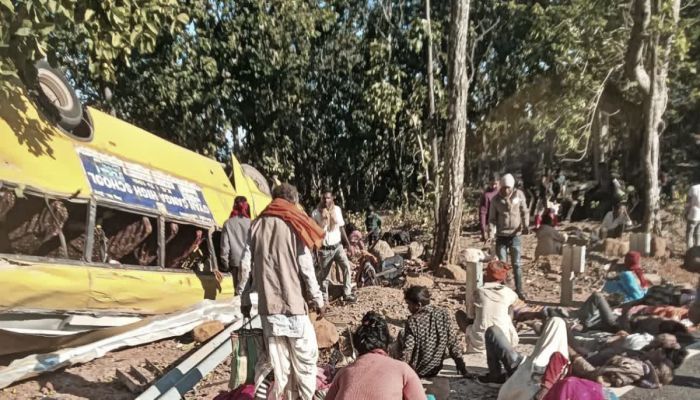 Latehar bus accident: अब तक 10 की मौत, 80 लोगों का इलाज जारी