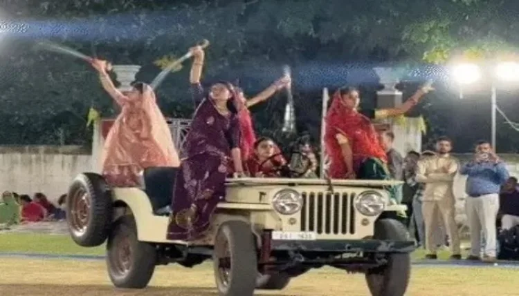 महिलाओं ने नवरात्र पर किया शक्ति प्रदर्शन, देवी मां के स्वरूपों को खुद पर उतारने की कोशिश