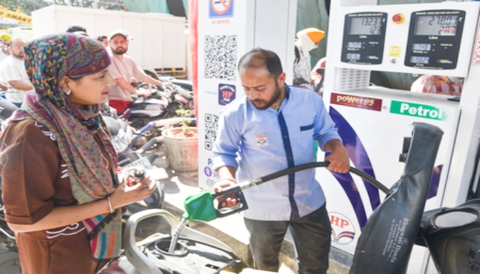 Petrol-Diesel की महंगाई पर लगा ब्रेकः  Central Government ने चुनाव बाद कीमतें बढ़ने की अफवाहों को बताया बेबुनियाद