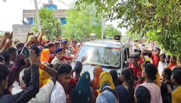 शेखपुरा के कुसुंभा में फूटा गुस्सा, महिलाओं ने अधिकारियों पर झाड़ू फेरा, हथियार खींचे