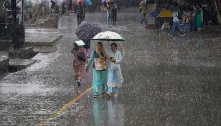 देशभर में बारिश के साथ आंधी-तूफान की संभावना, 20 राज्यों में अलर्ट
