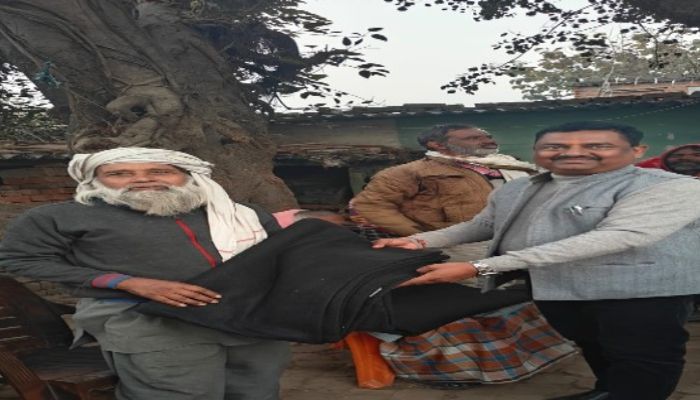 जिला पंचायत सदस्य ने आधा दर्जन से अधिक गांवों में बांटे कंबल, जरूरतमंदों के खिले चेहरे