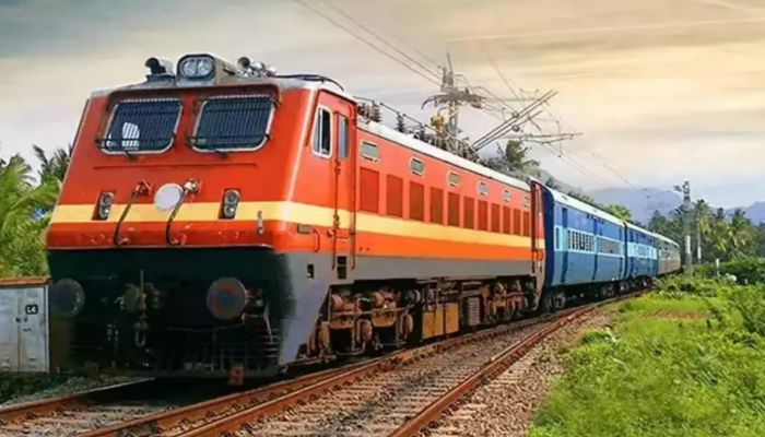 झांसी मंडल में अलार्म चेन पुलिंग पर सख्त कार्रवाई, 781 लोग गिरफ्तार