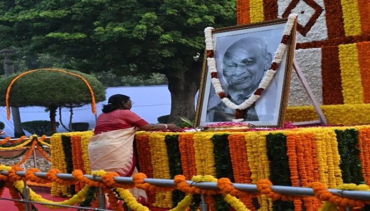 सरदार पटेल की जयंती पर राष्ट्रपति समेत कई नेताओं ने उन्हें किया नमन