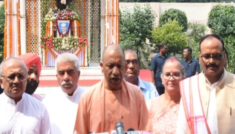 सीएम योगी ने राष्ट्रपिता गांधी को दी पुष्पांजलि, बच्चों ने सुनाए भजन