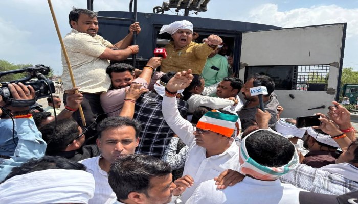 MP: खलघाट टोल पर चक्काजाम के खिलाफ पुलिस का बड़ा एक्शन, 26 कांग्रेस नेताओं पर मुकदमा