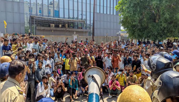 Noida Labour Protest : वेतन वृद्धि को लेकर श्रमिक आंदोलन हुआ उग्र, 300 से अधिक गिरफ्तार