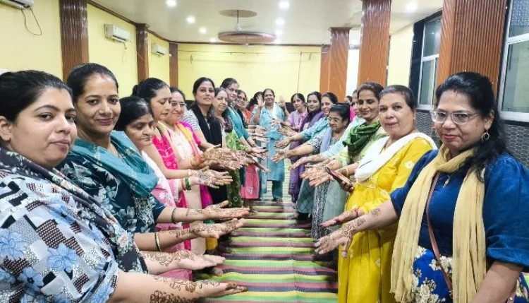 400 हाथों में लगी मेहंदी, महिलाओं ने गाए सिंधी गीत