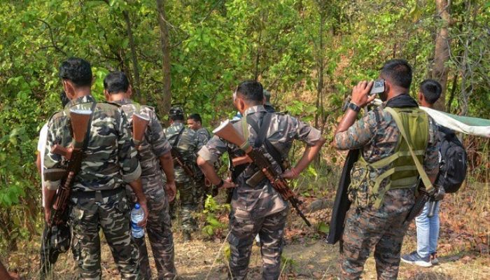Dantewada: छत्तीसगढ़ में बड़ी साजिश नाकाम, दंतेवाड़ा में जिंदा IED के साथ 6 नक्सली गिरफ्तार