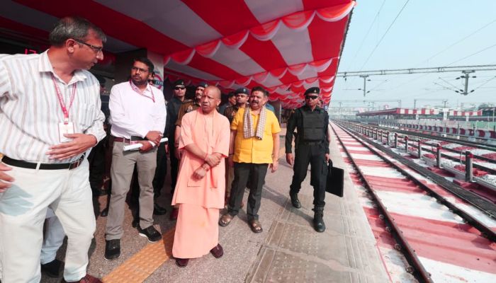 PM Modi Kashi Visit: काशी को बड़ी सौगात देने आ रहे पीएम मोदी, तैयारियों का जायजा लेने पहुंचे CM योगी