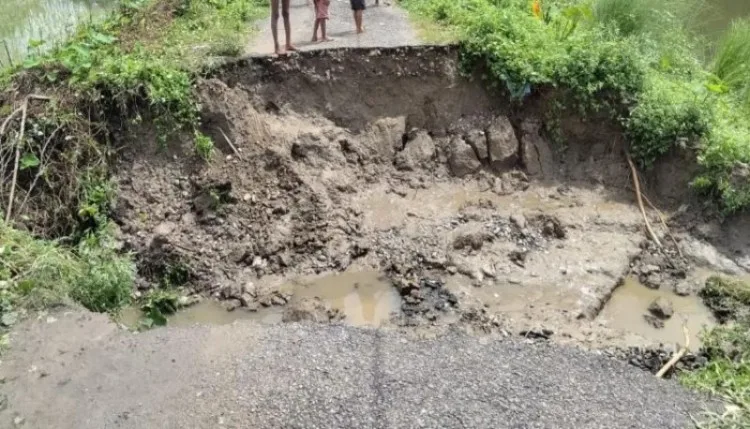 बस्ती में भरने लगा पानी तो ग्रामीणों ने काट दी सड़क