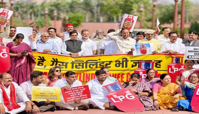 एलपीजी संकट पर संसद में संग्राम: 'नरेंद्र भी गायब, सिलेंडर भी गायब' के नारों से गूंजा परिसर