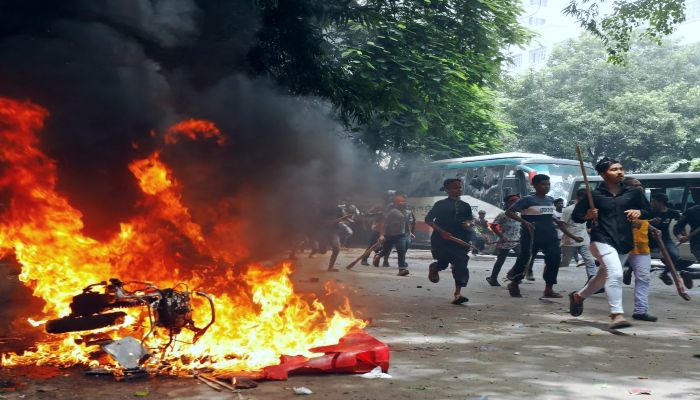 Manipur Violence: मणिपुर में फिर बवाल,  प्रदर्शनकारियों की पुलिस से हुई हिंसक झड़प