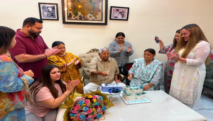 Lalu Yadav Birthday: 79 साल के हुए लालू यादव, परिवार के साथ खास अंदाज में मनाया जन्मदिन