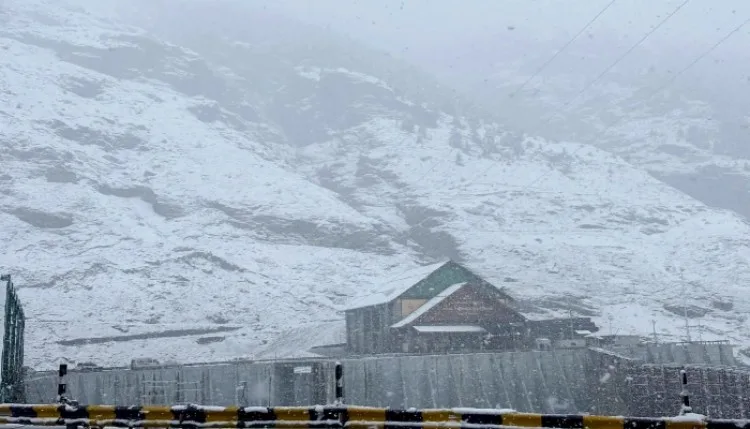 हिमाचल प्रदेश के ऊंचाई वाले इलाकों में बर्फबारी के बाद बढ़ी ठंड